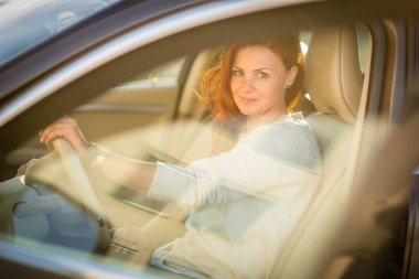 Araba süren güzel, genç bir kadın seyahat davetiyesi. Araba kiralama ya da tatil..