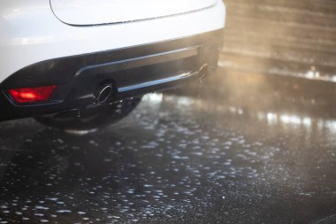 Arabasını manuel oto yıkamada yıkayan kadın (renk tonlu resim)