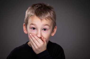 Kederli küçük çocuk - duygu yoğun keder, pişmanlık, üzüntüler - stüdyo portre - canlı duygular serisi