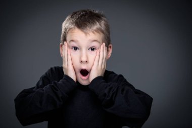 Kederli küçük çocuk - duygu yoğun keder, pişmanlık, üzüntüler - stüdyo portre - canlı duygular serisi