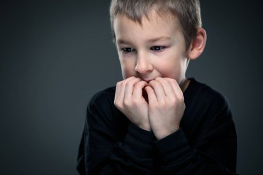 Küçük bir çocuk saldırganlık Yükler - eğitim kavramı küçük çocuklarda davranış sorunları ima (sığ Dof) - elleri yumruklar içine sıkıştırılmış küçük çocuk hakkında birini yumruklamak