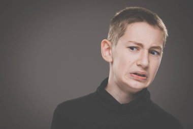 Kederli küçük çocuk - duygu yoğun keder, pişmanlık, üzüntüler - stüdyo portre - canlı duygular serisi