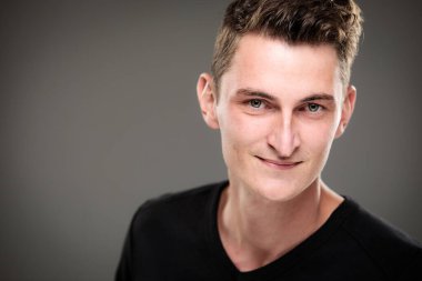 Yakışıklı bir gencin portresi.