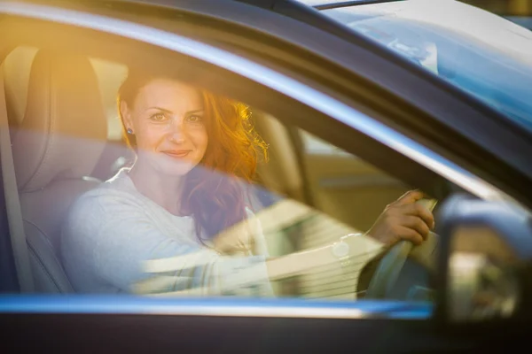 Uma Mulher Bonita Jovem Conduzir Carro Convite Para Viajar Aluguer — Fotografia de Stock