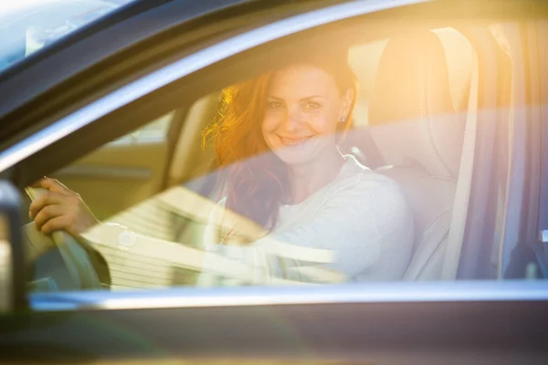 Bonita Joven Mujer Conduciendo Coche Invitación Viajar Alquiler Coches Vacaciones —  Fotos de Stock