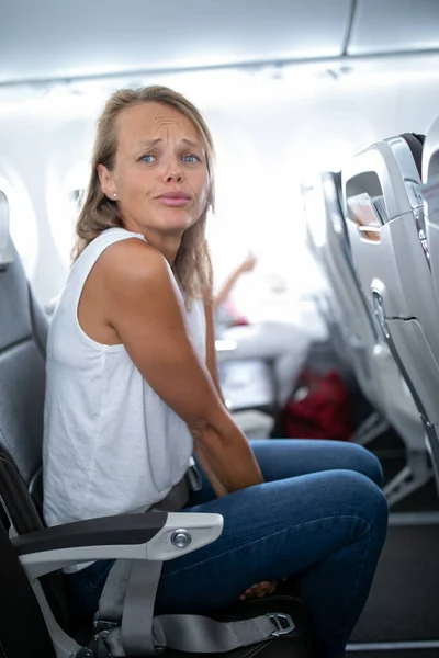 Νεαρή Ευτυχισμένη Γυναίκα Στο Αεροπλάνο Κατά Διάρκεια Της Πτήσης Δεν — Φωτογραφία Αρχείου