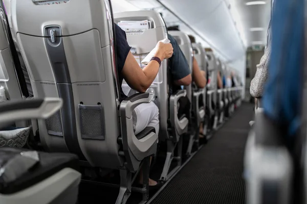 Interior Avião Comercial Com Passageiros Nos Seus Lugares Durante Voo — Fotografia de Stock