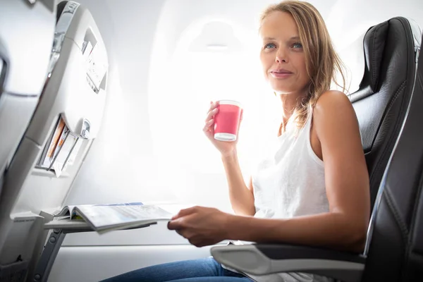 飞机飞行期间 年轻快乐的女人坐在靠窗的飞机座位上 拿着护照自拍 — 图库照片
