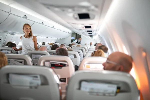 Mujer Joven Bonita Bordo Avión Durante Vuelo Comercial Lang Haul — Foto de Stock