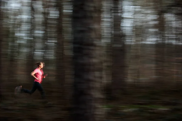 Junge Frau Läuft Freien Einem Wald Geht Schnell Bewegung Verschwommenes — Stockfoto