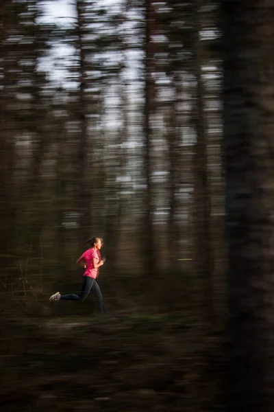 Νεαρή Γυναίκα Που Τρέχει Εξωτερικούς Χώρους Ένα Δάσος Πηγαίνουν Γρήγορα — Φωτογραφία Αρχείου