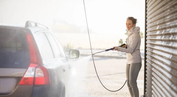 女性は手動洗車で彼女の車を洗う カラートーン画像 — ストック写真