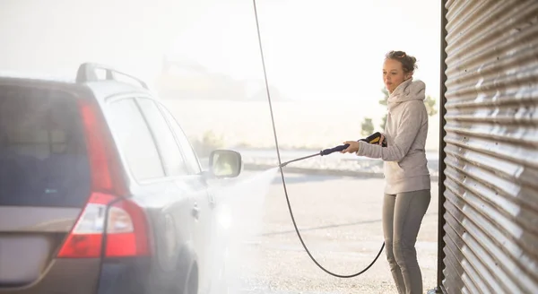 Mujer Lavando Coche Enjuague Manual Color Tonificado Imagen — Foto de Stock