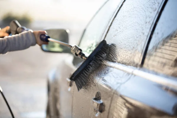 Jonge Vrouw Wassen Haar Auto Een Handmatige Carwash Kleur Getint — Stockfoto