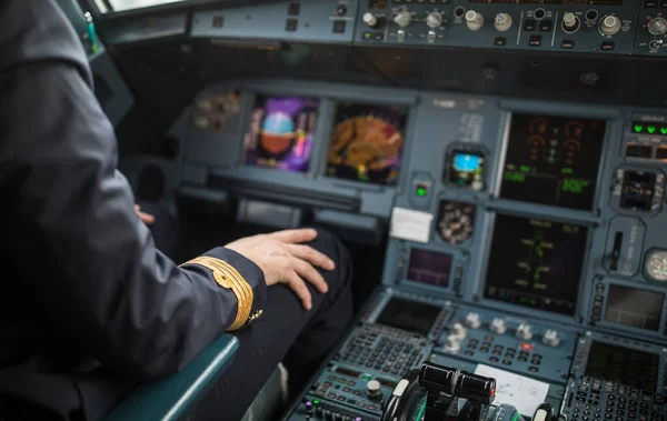 Pilotun Eli Kalkış Sırasında Ticari Bir Uçak Kokpitinde Gaz Pedalında — Stok fotoğraf