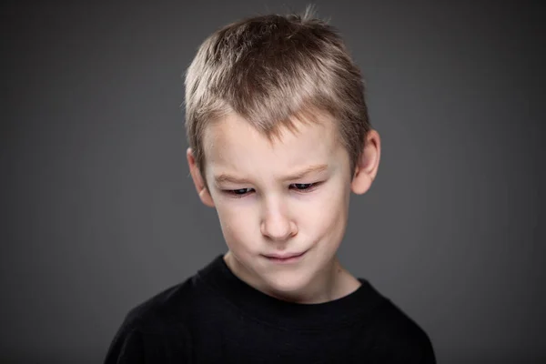 Trauernder Kleiner Junge Intensive Trauer Reue Traurigkeit Studioporträt Lebendige Emotionen — Stockfoto