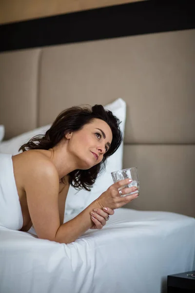 Όμορφη Νεαρή Γυναίκα Πίνει Νερό Στο Κρεβάτι Πρωί Πρωί — Φωτογραφία Αρχείου