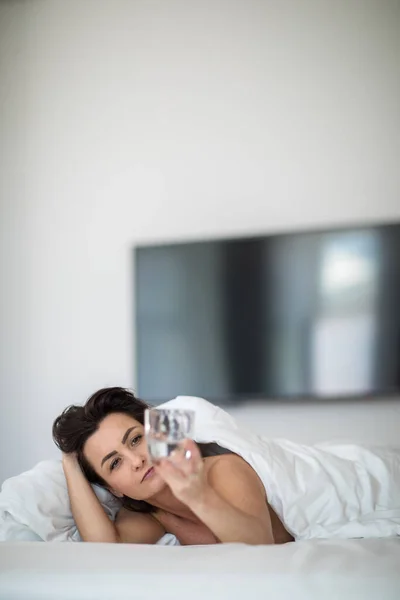 Красивая Молодая Женщина Использует Свой Мобильный Телефон Постели Прекрасное Утро — стоковое фото