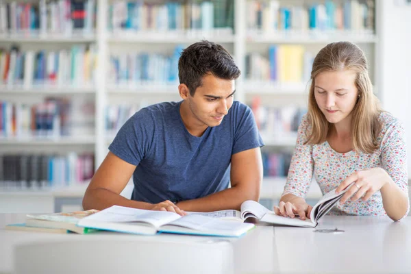 Estudiantes Una Biblioteca Estudiando Para Examen —  Fotos de Stock