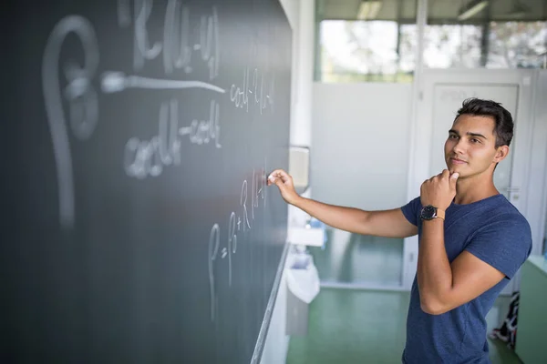 Studenti Třídě Pohledný Student Řešení Matematického Problému Tabuli Při Hodině — Stock fotografie