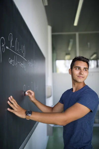 Studenten Een Klaslokaal Knappe Student Die Een Wiskundeprobleem Oplost Een — Stockfoto