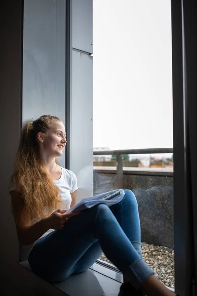 Söt Kvinnlig Högskola Gymnasieelev Med Böcker Biblioteket — Stockfoto