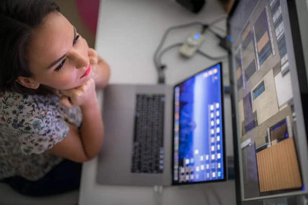 Oung Kvinna Som Arbetar Dator Ett Hemmakontor — Stockfoto