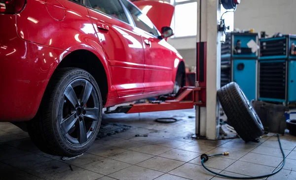 Voiture Dans Garage Attente Être Entretenu Par Mécanicien Image Couleur — Photo