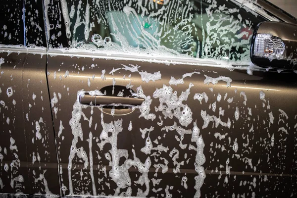 Auto Een Carwash Bedekt Met Shampoo — Stockfoto