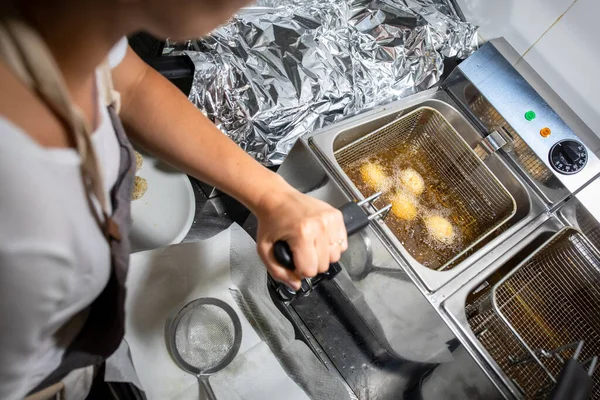 Vrouwelijke Chef Frituurvlees Een Professionele Keuken Het Proces Van Het — Stockfoto