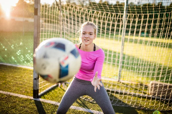 サッカーの試合中にショットをキャッチ十分な女性のゴールキーパー — ストック写真