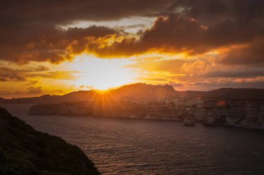 Eski Bonifacio Kasabası, Fransa 'nın Korsika Adası' nın güney kıyısındaki kireçtaşı uçurumu.
