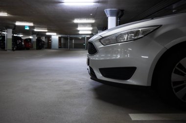 Yeraltı otoparkı / garajı (sığ DOF; renk tonlu resim)