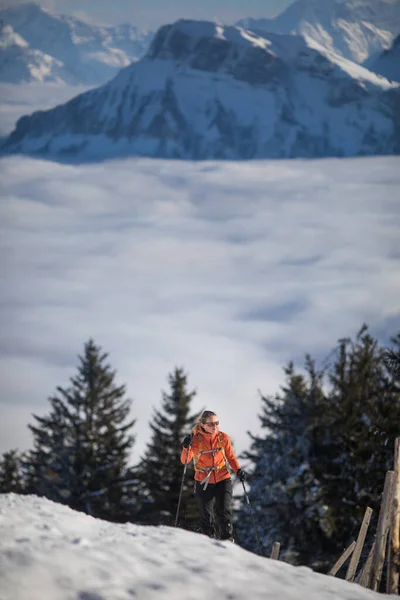 年轻女子雪鞋在高山上 享受着美好的一天 — 图库照片