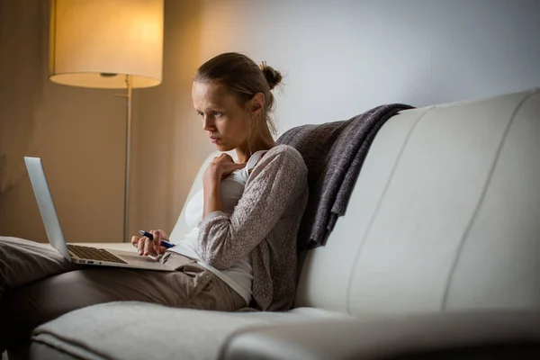 Mycket Trött Ung Kvinna Brinnande Midnigh Oljan Arbetar Sent Kvällen — Stockfoto