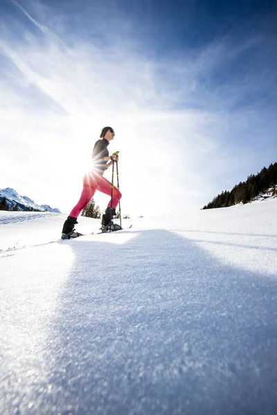 Ung Kvinna Snöskor Höga Berg Njuter Härlig Dag — Stockfoto