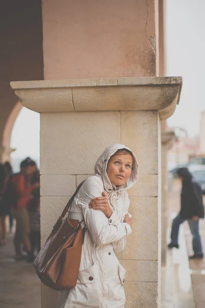 Gorgeous Female Tourist Map Discovering Foreign City Waiting Rain Stop — Stock Photo, Image