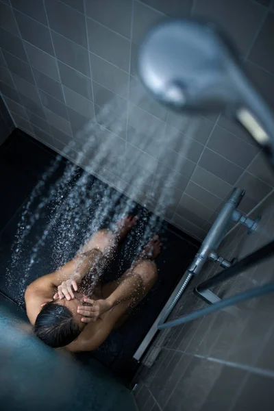 Pretty Young Woman Taking Long Hot Shower Washing Her Hair — Stockfoto