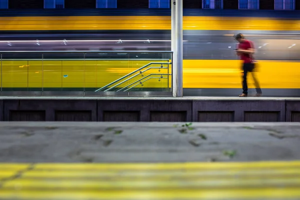 Pepople Una Estación Tren Con Trenes Borrosos Movimiento Que Mueven —  Fotos de Stock