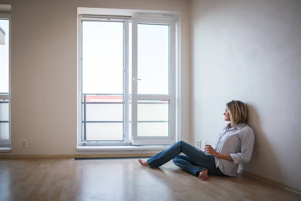 Appena Trasferita Bella Giovane Donna Che Beve Nel Suo Nuovissimo — Foto Stock