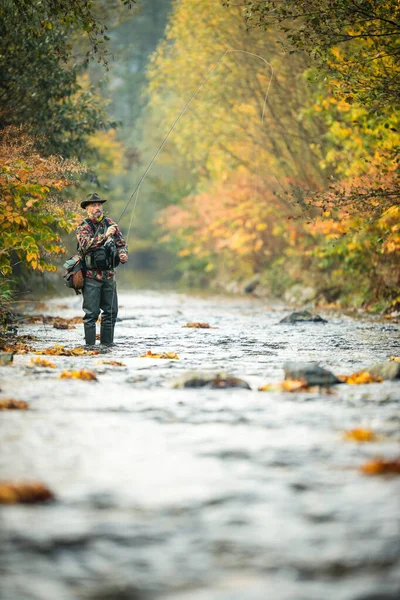 Pescador Mosca Sosteniendo Una Hermosa Trucha Mientras Pesca Con Mosca — Foto de Stock