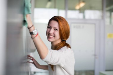 Matematik dersi sırasında tahtaya yazı yazan oldukça genç bir üniversite öğrencisi.