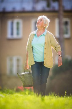 Onun güzel Bahçe Bahçe işleriyle kadın kıdemli