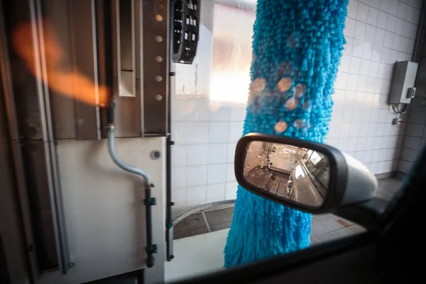 Carro Uma Lavagem Carros Que Está Sendo Lavado Dof Raso — Fotografia de Stock