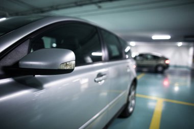 Yeraltı otoparkı / garajı (sığ DOF; renk tonlu resim)