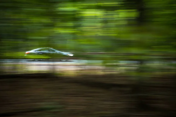 Autos Rasen Auf Autobahn Inmitten Von Wäldern — Stockfoto