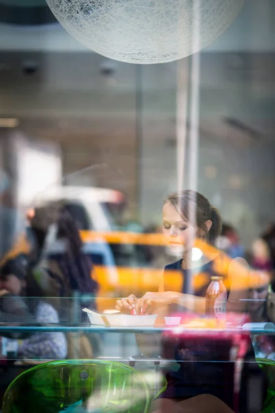 Bonita Jovem Mulher Comendo Sushi Restaurante Tendo Sua Pausa Para — Fotografia de Stock