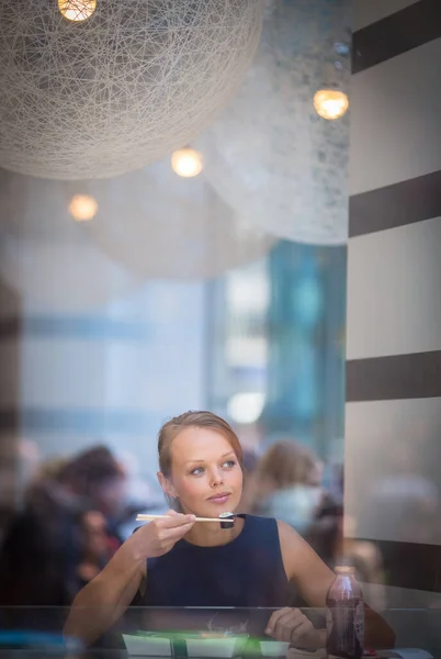 Hübsche Junge Frau Die Einem Restaurant Sushi Isst Ihre Mittagspause — Stockfoto
