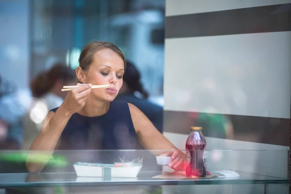 漂亮的 年轻的女人在餐厅吃寿司 享受食物 暂停一段时间从她繁忙的公司 办公室生活 彩色色调图像 — 图库照片