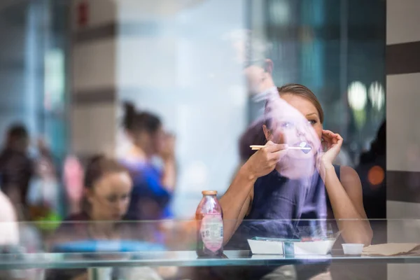 Mujer Bonita Joven Comiendo Sushi Restaurante Almorzando Disfrutando Comida Haciendo — Foto de Stock